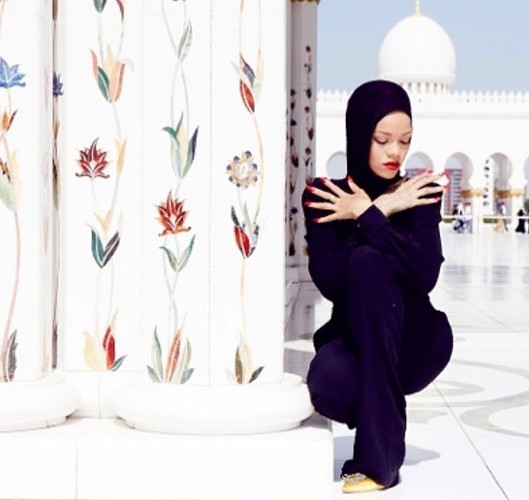 Rihanna przed Wielkim Meczetem w Abu Dhabi