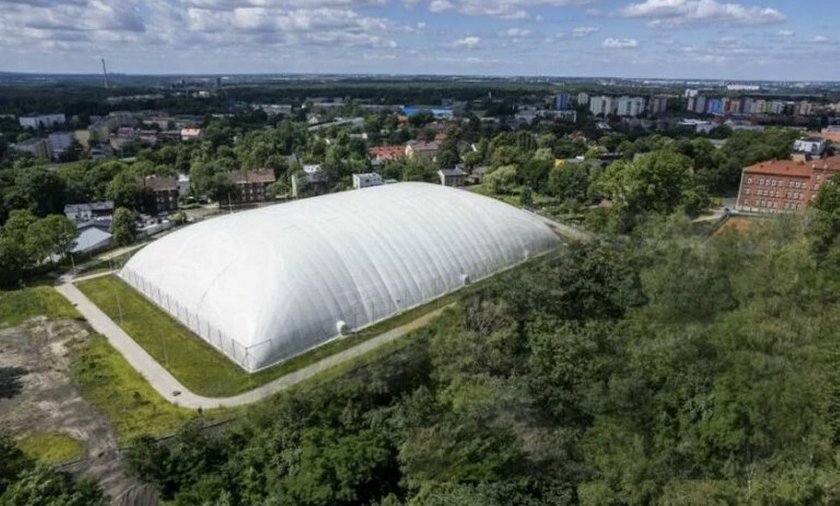 Co za fuszerka! Runął dach nowiutkiej hali w Zabrzu. Kosztowała ogromne pieniądze