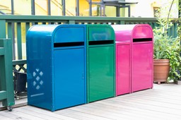 nowy kolor (różowy) pojemników na odpady już wkrótce na ulicach polskich miast? przepisy będą jasno określać, co do nich wrzucać
