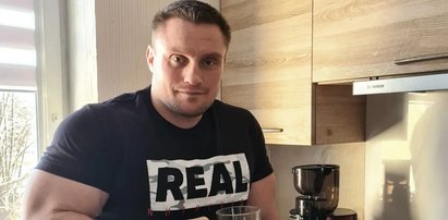 Krzysztof Radzikowski zabrał ukochaną na wyjątkowe święto. Co za widok długonogiej brunetki. Miss piękności!