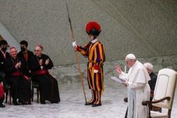 Papież przestrzega przed "podrabianym Bożym Narodzeniem"