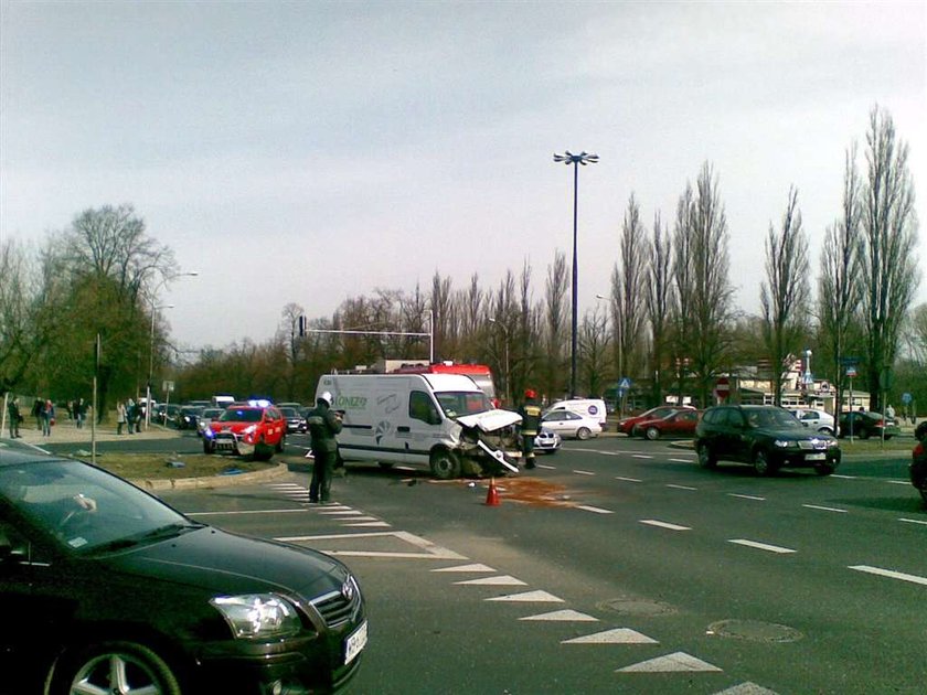 Auto zmiażdżyło przystanek! Cudem nikt nie zginął!