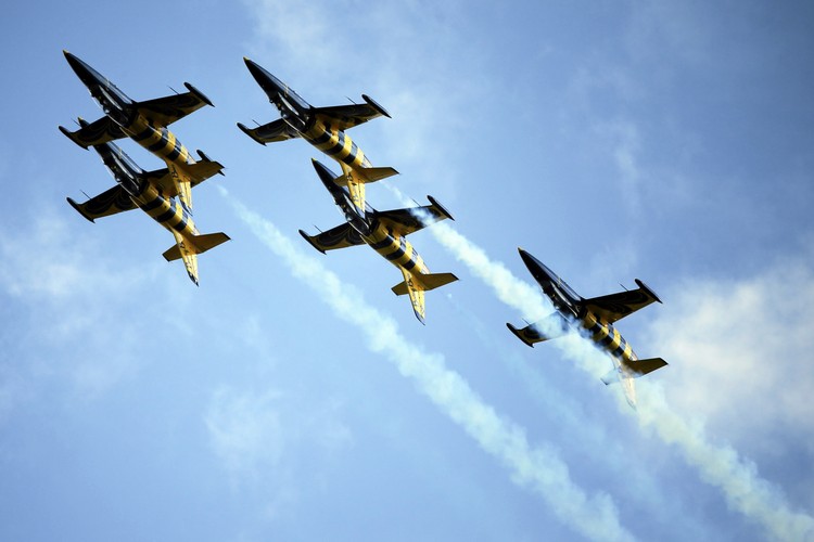 Łotewski zespół akrobacyjny Baltic Bees podczas Międzynarodowych Pokazów Lotniczych Air Show 2013.