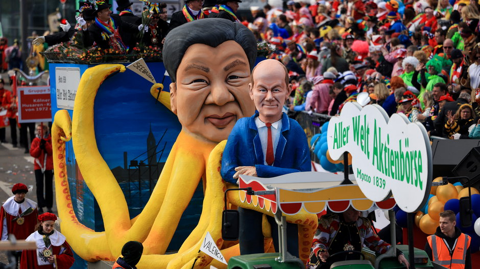 Pojazd z wizerunkiem kanclerza Niemiec Olafa Scholza i przewodniczącego Chińskiej Republiki Ludowej Xi Jinpinga jako ośmiornicy na paradzie w Kolonii, 2023 r.