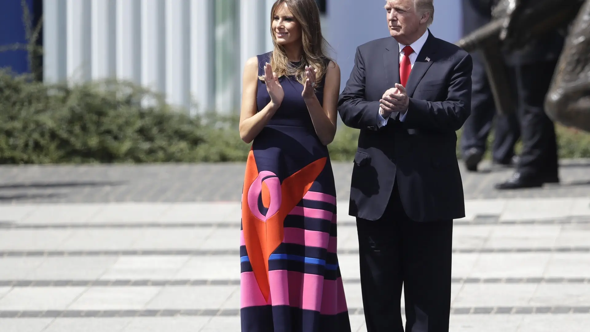 Jest drogo, ale pięknie. Wiemy, gdzie kupić sukienkę Melanii Trump