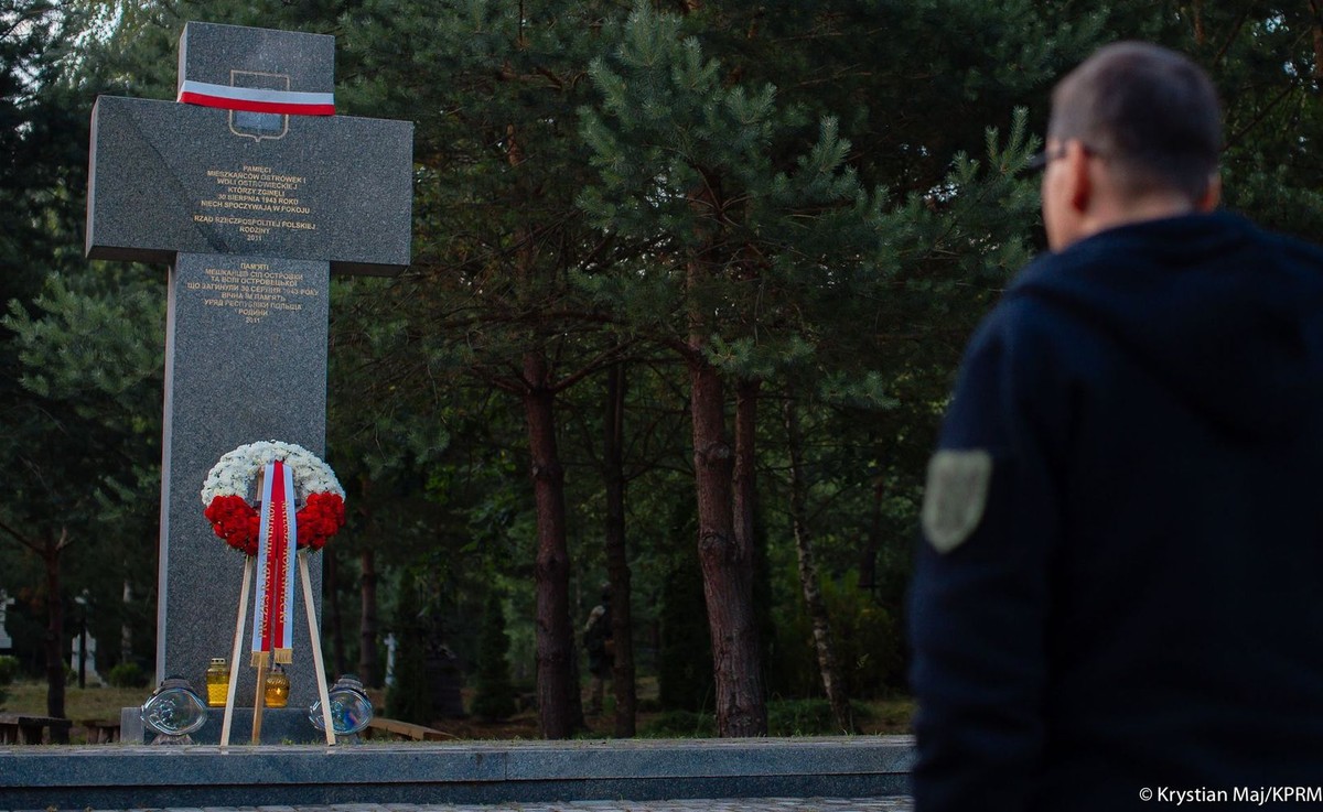 Mateusz Morawiecki w nieistniejącej wsi Ostrówki, której mieszkańcy wymordowani zostali przez oddziały UPA