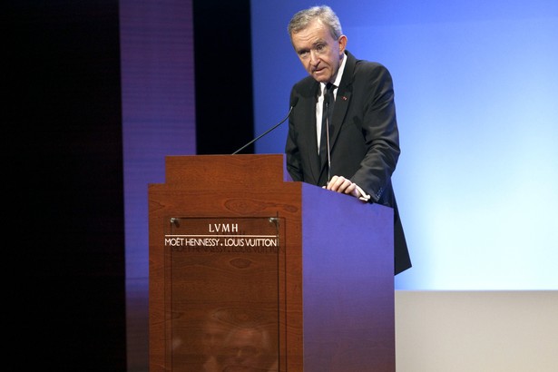 10. Bernard Arnault; Narodowość; francuska; Majątek wyceniany na: 29 mld USD; Od początku 2013 r. zarobił: 166,4 mln USD. Arnault jest najbogatszym człowiekiem we Francji i prezesem LVMH Moet Hennessy Louis Vuitton (największej na świecie firm specjalizującej się w dobrach luksusowych) i firmy Christian Dior, domu mody, za pomocą którego kontroluje 46,5 proc. LVMH. Ma także udziały w sieci Carrefour. Arnault stara się o obywatelstwo belgijskie, by “chronić rodzinny holding”. Na zdjęciu: Bernard Arnault