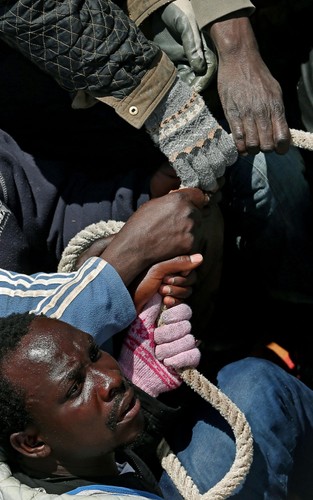 IMIGRANCI PŁYNĄ Z AFRYKI DO EUROPY NA TRATWACH I PONTONACH