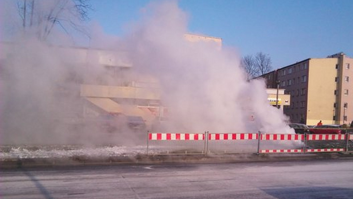 Na ulicach Królowej Jadwigi, Emaus, Hofmana, Wybickiego i Krowoderskich Zuchów oraz osiedlach Kościuszkowskim i Oświecenia doszło do awarii sieci wodociągowej. Jak informuje MPWiK, w tych miejscach trwają już prace naprawcze. Dodatkowo dwie awarie ciepłownicze usuwa Miejskie Przedsiębiorstwo Energetyki Cieplnej. Bez dostaw energii cieplnej pozostają mieszkańcy Podgórza oraz części osiedla Teatralnego w Nowej Hucie.