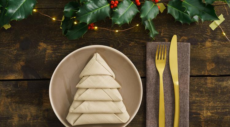 Fenyőfa alakú textil szalváta karácsonyra. Fotó: Getty Images
