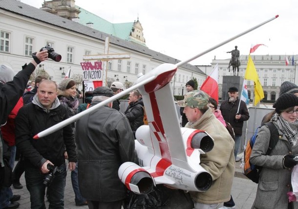 gal 10 kwietnia 09 pałac makieta tu 154 ludzie niosą