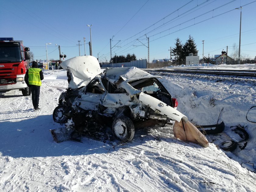 Śmierć na przejeździe. Auto wjechało pod pociąg