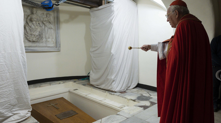 A Vatikáni Média által közreadott képen eltemetik XVI. Benedek pápát a vatikáni Szent Péter-bazilika altemplomában 2023 január 5-én. A nyugalmazott pápa 2022. december 31-én, 95 éves korában hunyt el / Fotó: MTI/EPA/Vatikáni média