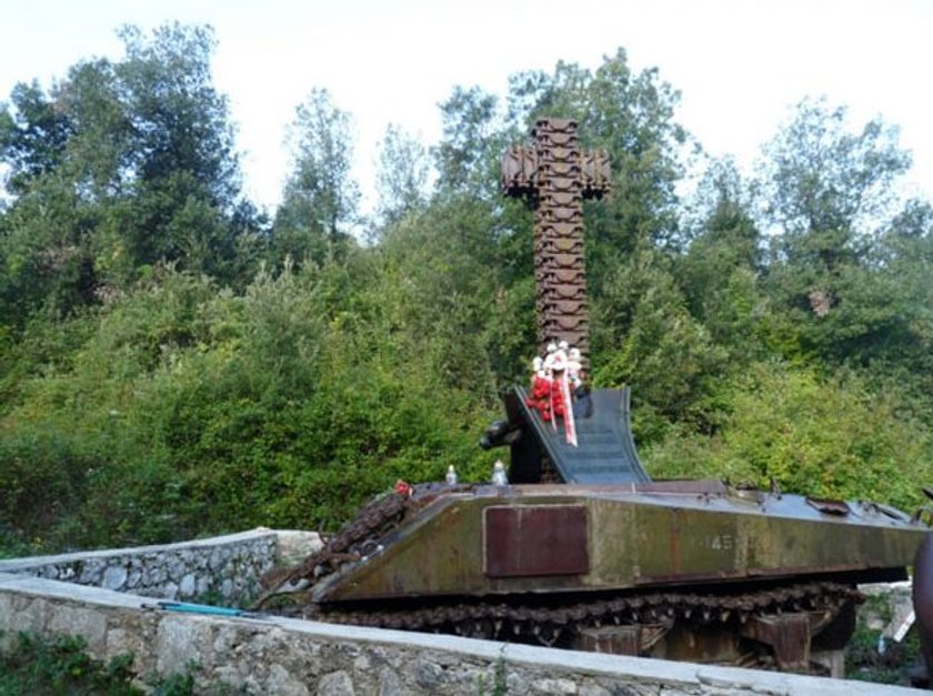 Polski czołg pomnik spod Monte Cassino rozkradany przez złomiarzy