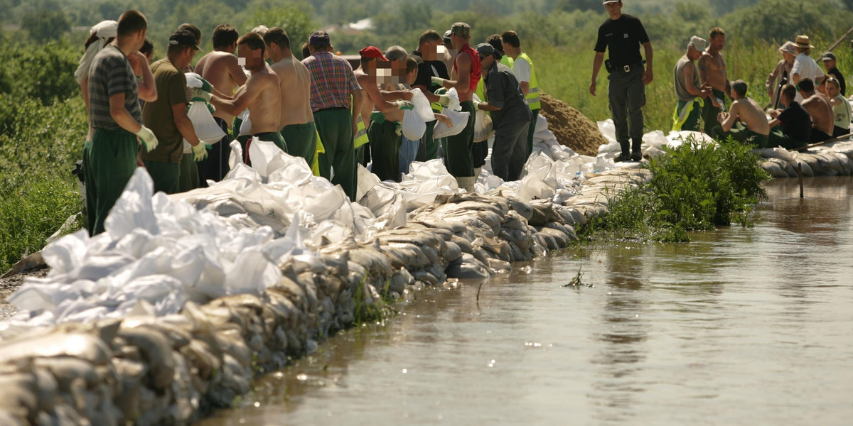 Więźniowie będą pomagać samorządom. Usunął skutki klęsk żywiołowych