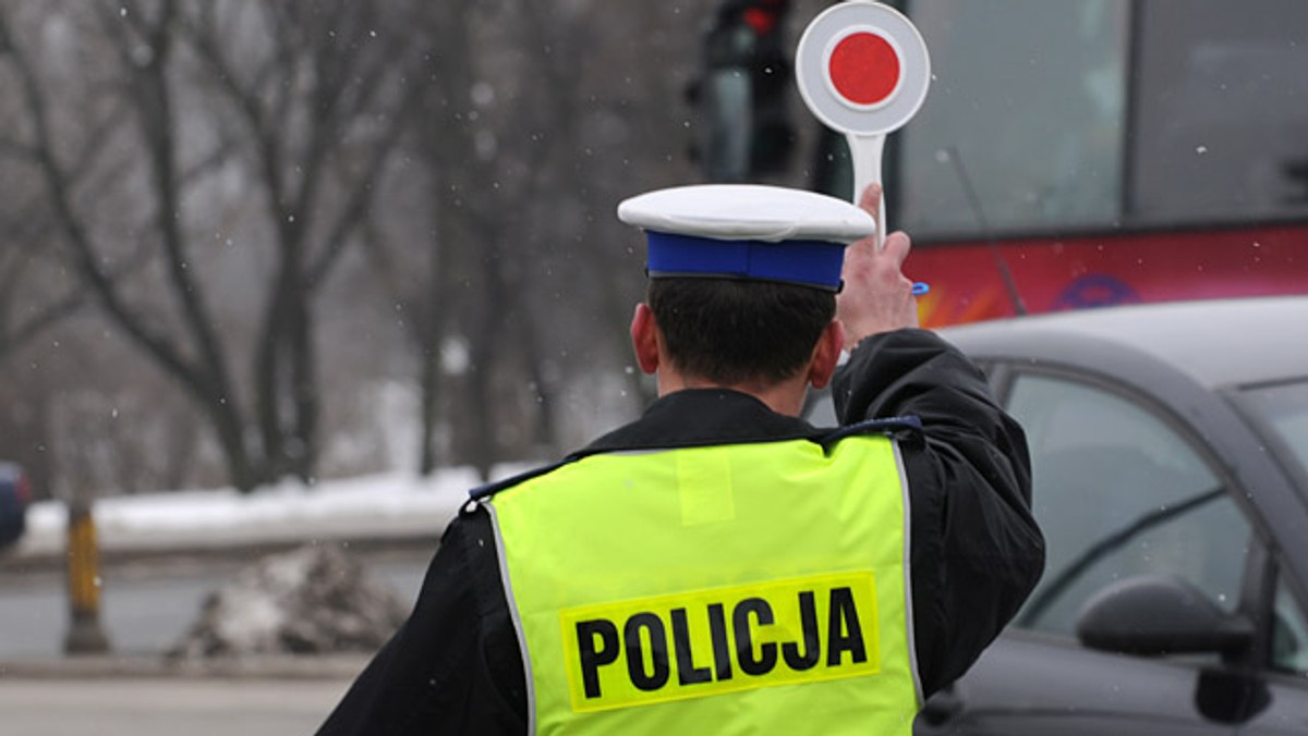 Utrata prawa jazdy po trzykrotnym naruszeniu kodeksu drogowego w ciągu dwóch lat od odebrania dokumentu - to jedno z najważniejszych założeń projektu, do którego dotarli reporterzy RMF FM. Według Ministerstwa Spraw Wewnętrznych, zaostrzenie prawa ma zdyscyplinować młodych, niedoświadczonych kierowców. Będą oni musieli powtarzać egzamin na prawo jazdy nawet za drobne naruszenie kodeksu - podaje RMF FM.