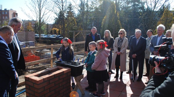Jest nam niezmiernie miło, że na jubileusz 40-lecia nasza szkoła otrzyma prezent w postaci dobudowy hali sportowej – cieszy się dyrektor placówki Grażyna Janawa.