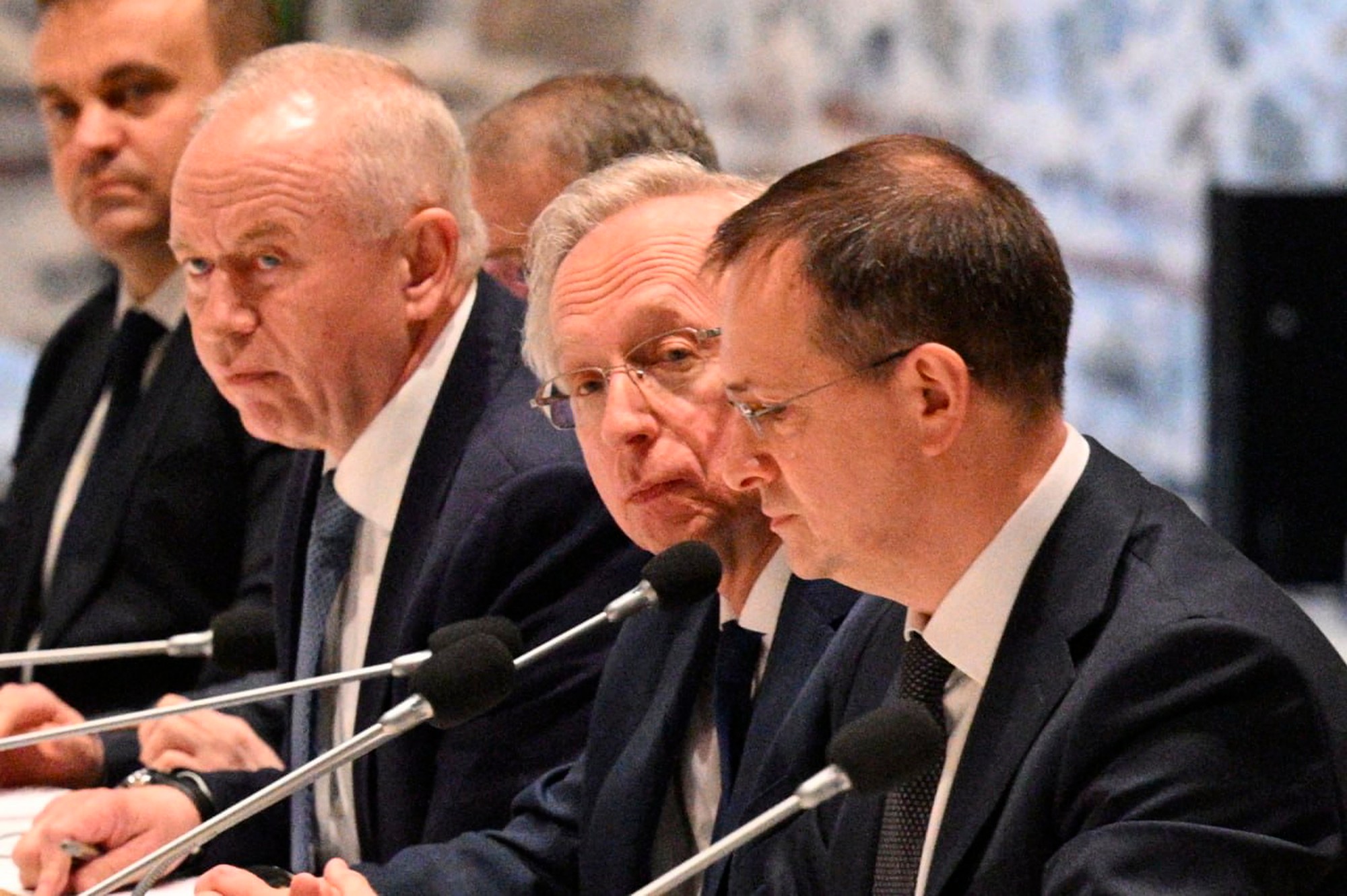 Na snímke poradca ruského prezidenta Vladimir Medinskij (vpravo) vedie ruskú delegáciu počas rokovania s delegáciou Ukrajiny v paláci Dolmabahče v Istanbule.