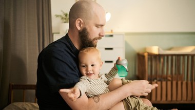 zasiłek macierzyński coraz więcej ojców korzysta nowe dane zus robią wrażenie