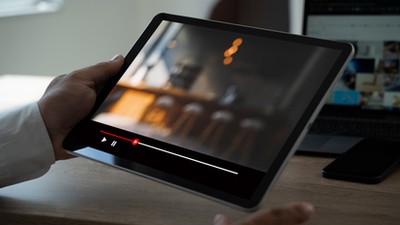 Ten niedrogi tablet da niesamowitą rozrywkę i sprawdzi się w pracy!