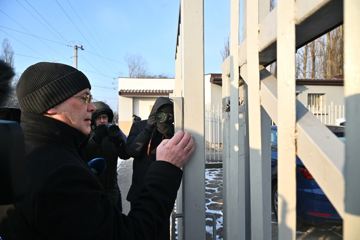 Poseł PiS Jarosław Sellin przed Aresztem Śledczym Warszawa-Grochów