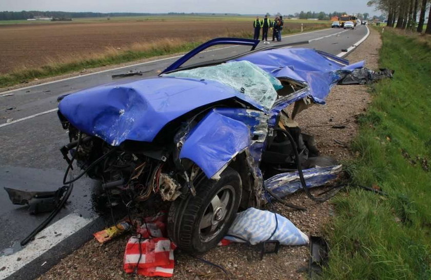 Szok! Golfa rozerwało na pół! FOTO