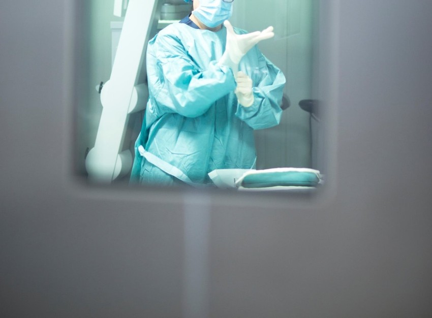 Nakon što bi oterao sestre, Kornel je uzimao testise