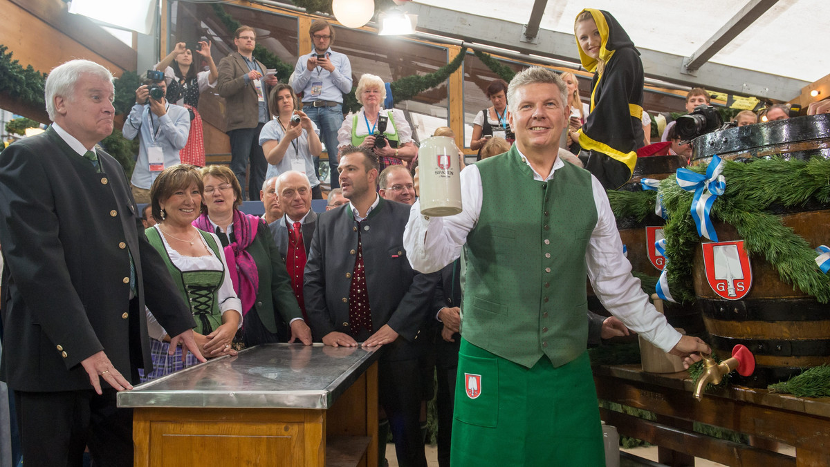 W Monachium rozpoczęło się dzisiaj 181. święto piwa - Oktoberfest. Zgodnie z tradycją w samo południe burmistrz stolicy Bawarii Dieter Reiter odszpuntował pierwszą beczkę. Organizatorzy największego festynu piwnego na świecie spodziewają się 6 mln gości.