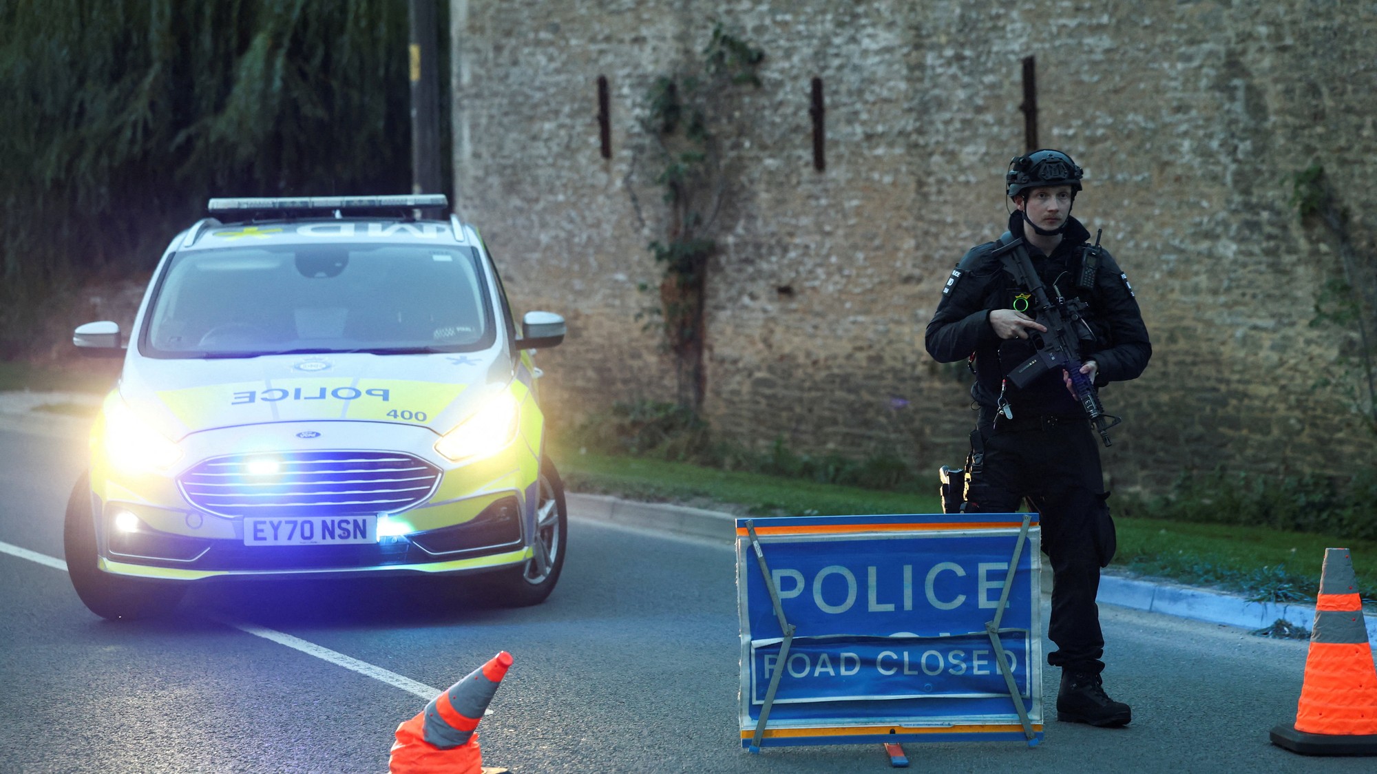 Polícia blokuje vestu neďaleko základne Britského kráľovského letectva (RAF) Fairford.