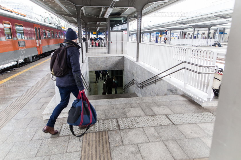 Brakuje ruchomych schodów z przejścia podziemnego na perony dworca PKP
