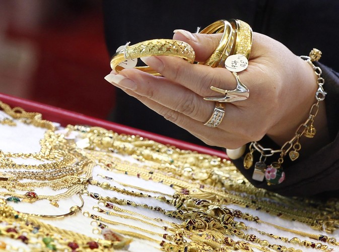 Złoto potaniało gdy banki centralne uspokoiły inwestorów