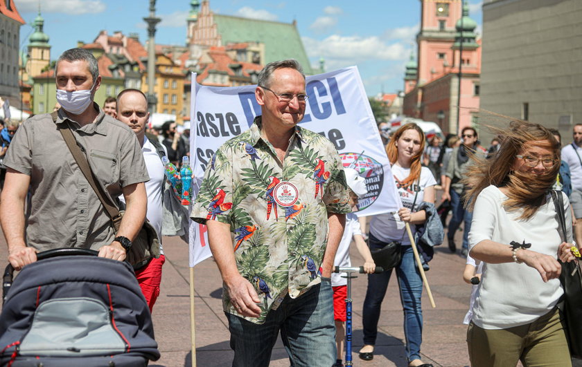 niezadowolonych z dzialan rzadu w sprawie tarczy antykryzysowej i walki z epidemia koronawirusa