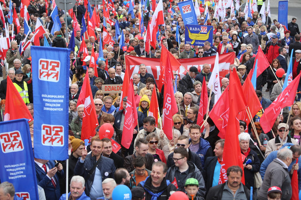 "Dobra zmiana nie dociera do polskich zakładów pracy, do polskich rodzin. Mimo wielu zapewnień, ciągle są niskie płace i zatrudnienie śmieciowe. Pracownik jest poniewierany i wykorzystywany. To jest polska codzienność" - powiedział szef OPZZ