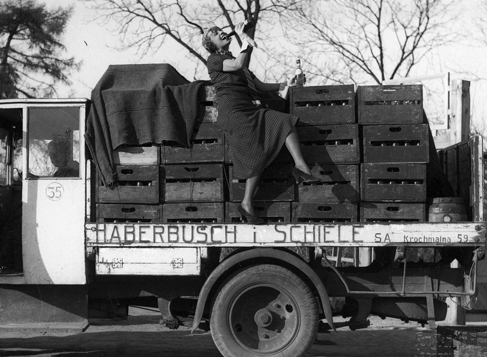 Warszawa, maj 1933. Francuska aktorka rewiowa Jeanne Bourgeois Mistinguett, która przyjechała na gościnne występy, reklamuje firmę produkującą piwo "Haberbusch i Schiele"