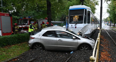 Poważny wypadek w Szczecinie. Po zderzeniu tramwaju z samochodem straż pożarna musiała wydobyć osobę zakleszczoną w pojeździe