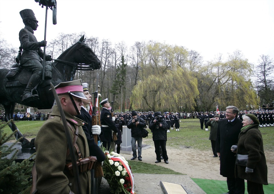 GDAŃSK PREZYDENT KOMOROWSKI WIZYTA POMNIK TATARA ODSŁONIĘCIE