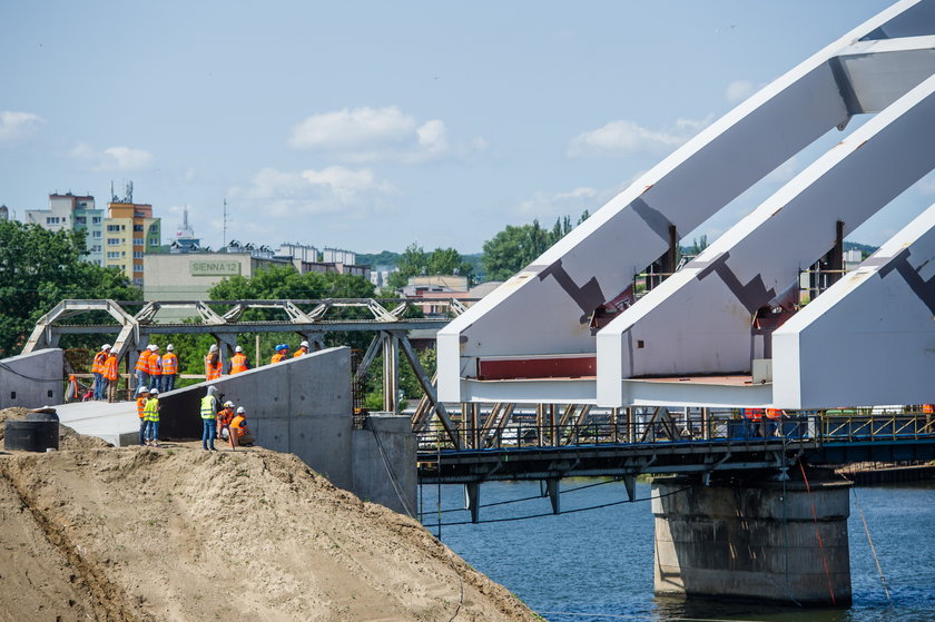 Nowy most kolejowy nad Martwą Wisłą coraz bliżej