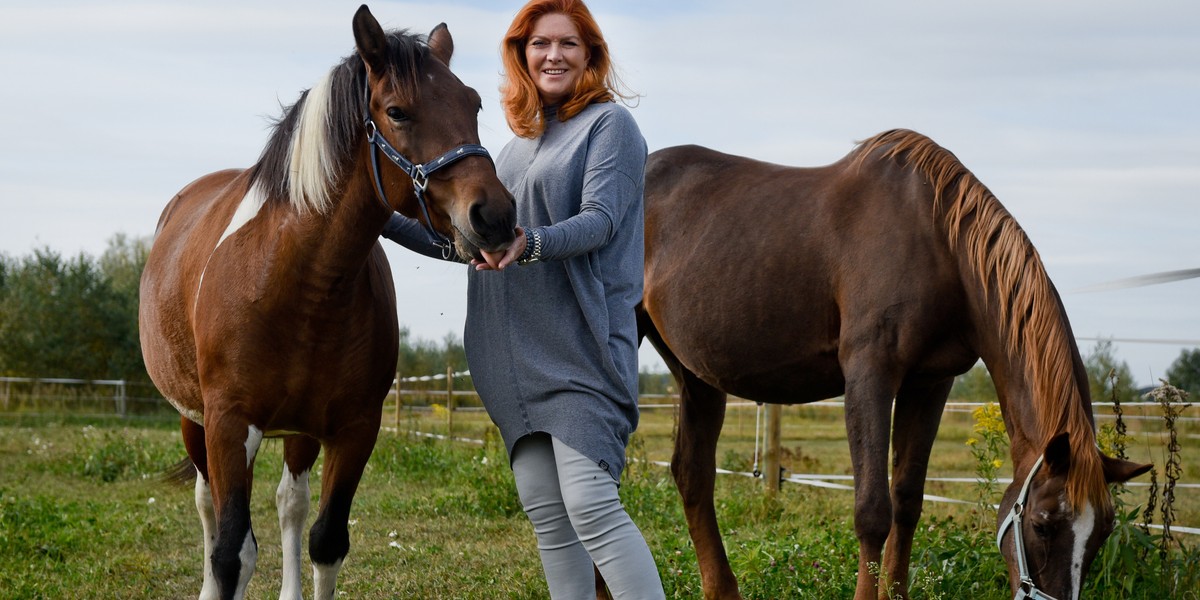 Katarzyna Dowbor ze swoimi końmi.