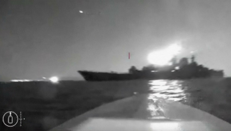 Rosyjski okręt desantowy trafiony przez ukraińskiego drona, nagranie z 4 sierpnia 2023 r.
