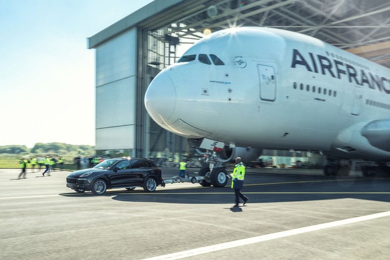 Rekord Guinnessa: Porsche Cayenne pociągnął 285-tonowego Airbusa A380