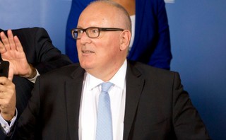 Timmermans: Starannie przeanalizujemy ustawy prezydenta Dudy