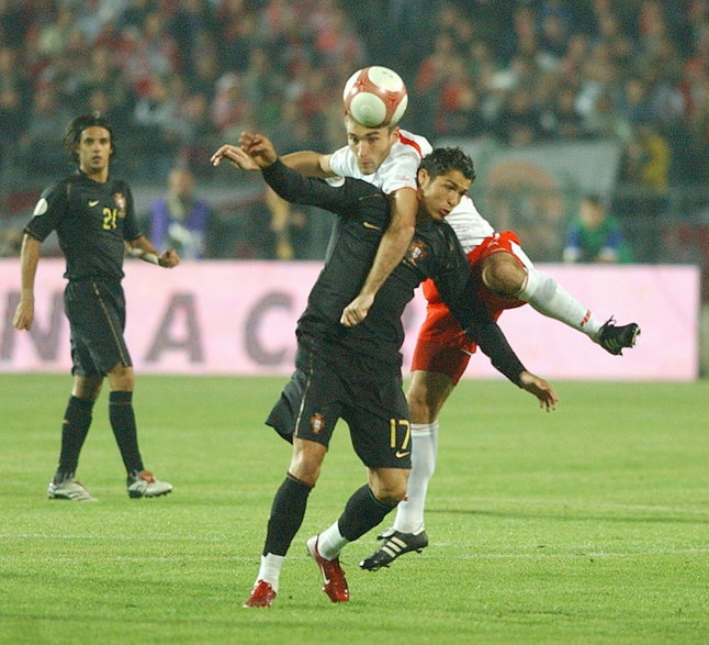Cristiano Ronaldo kontra Grzegorz Bronowicki podczas meczu Polska - Portugalia (2006 r.)