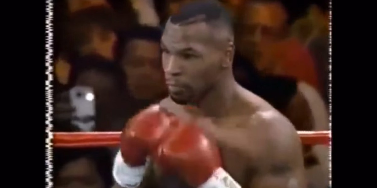 Mike Tyson filowany smartphonem w 1995 roku? 