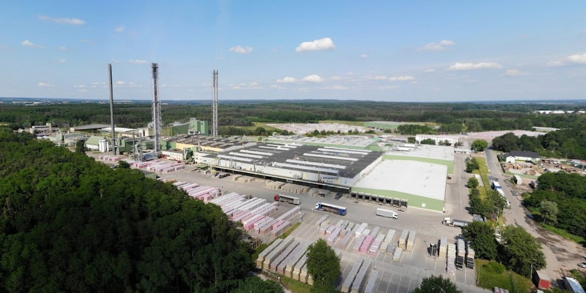 Ustalono, że 35-latek kabel wynosił kilka razy. Za każdym razem przez punkt kontroli przechodził z kablem ukrytym w plecaku. 