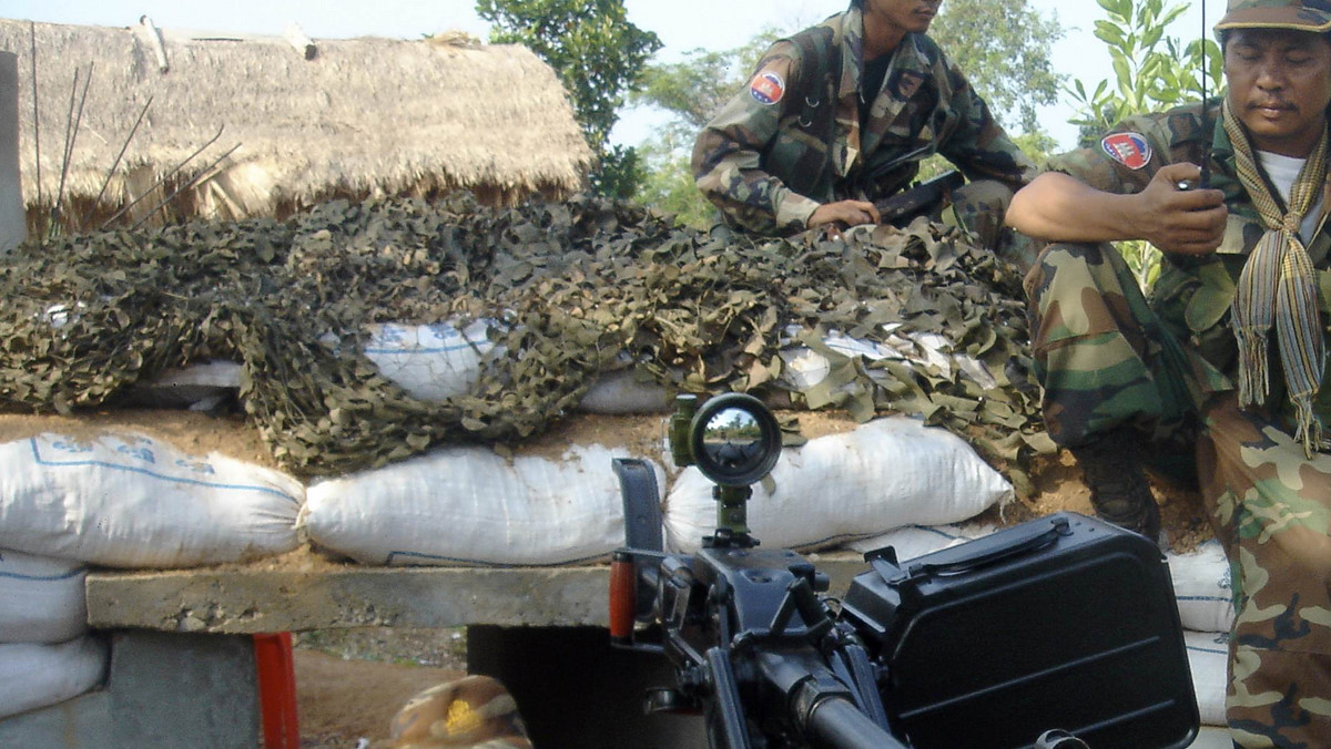 Choć w czwartek podpisano zawieszenie broni, na granicy pomiędzy Tajlandią i Kambodżą przez sobotę i dzisiejszy ranek trwała wymiana ognia. Rzecznik prasowy tajlandzkiej armii płk Prawit Hukaew powiedział, że obydwie strony ostrzelały się nawzajem z broni automatycznej.