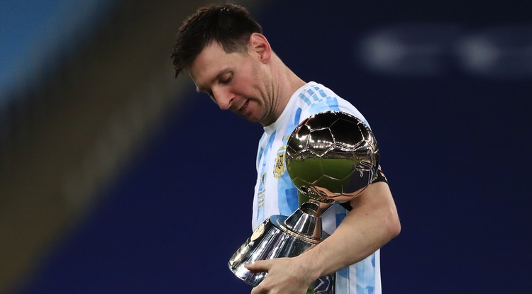 Lionel Messi tartja a gólkirályi címért járó trófeát a Copa América döntője után a brazíliai Maracana stadionban