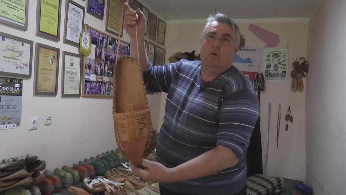 SAMO ZA ONE KOJI NOSE BROJ 60: Miroslav napravio džinovski srpski opanak, potrošio pola kvadrata kože i 100 eksera (FOTO)