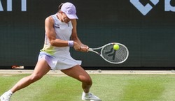 Pierwszy mecz Świątek na trawie i pierwsza wygrana. Azarenka tanio skóry nie sprzedała