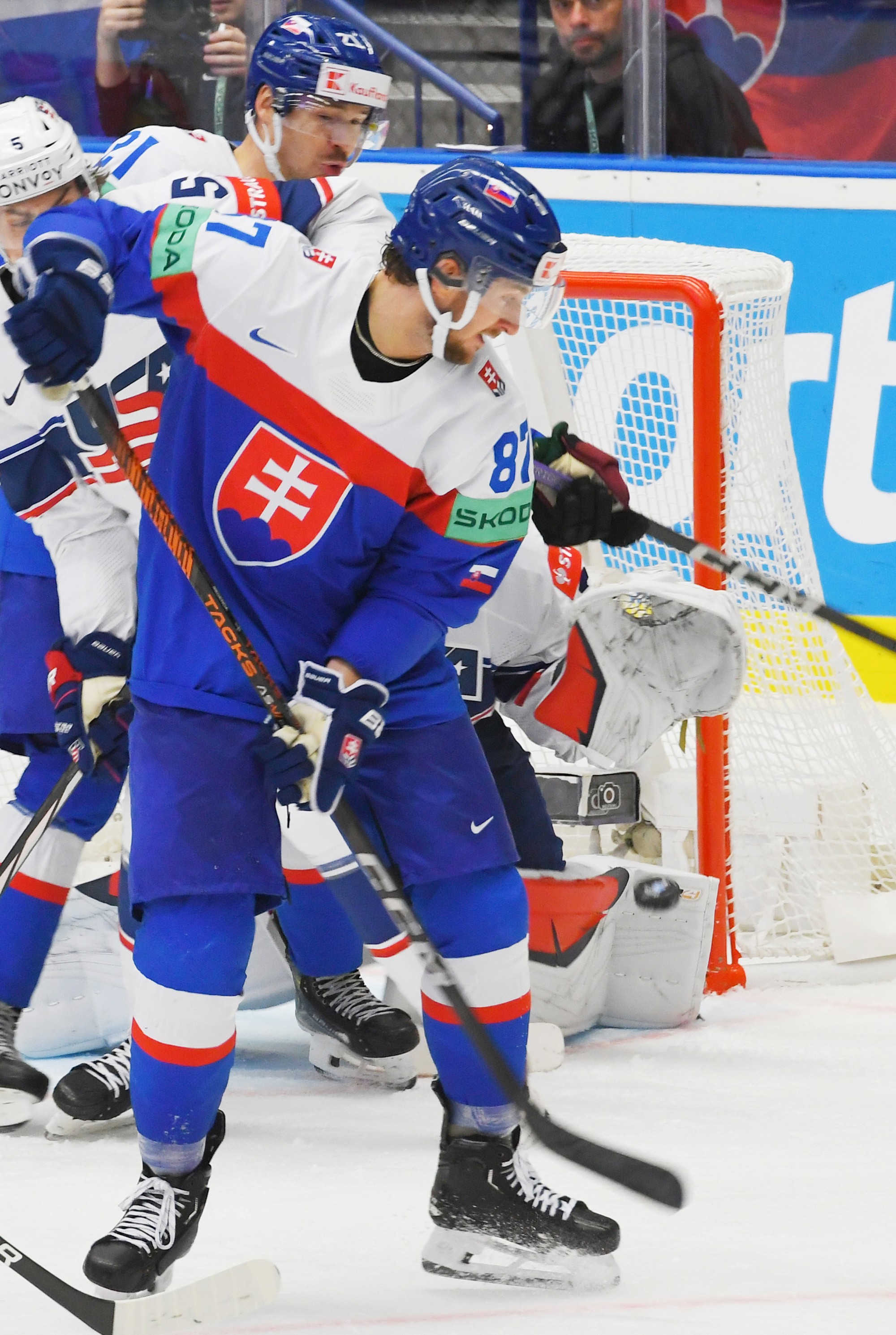 Slovenskí hokejisti sprava Pavol Regenda a Miloš Kelemen.