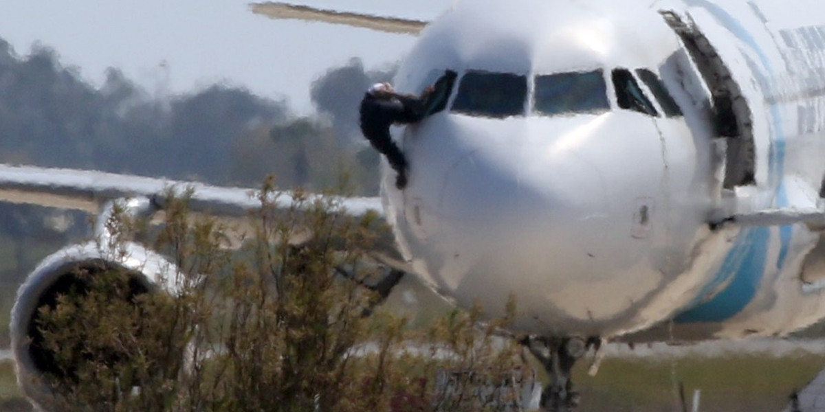 Jeden z zakładników samolotu linii EgyptAir ucieka przez okno.